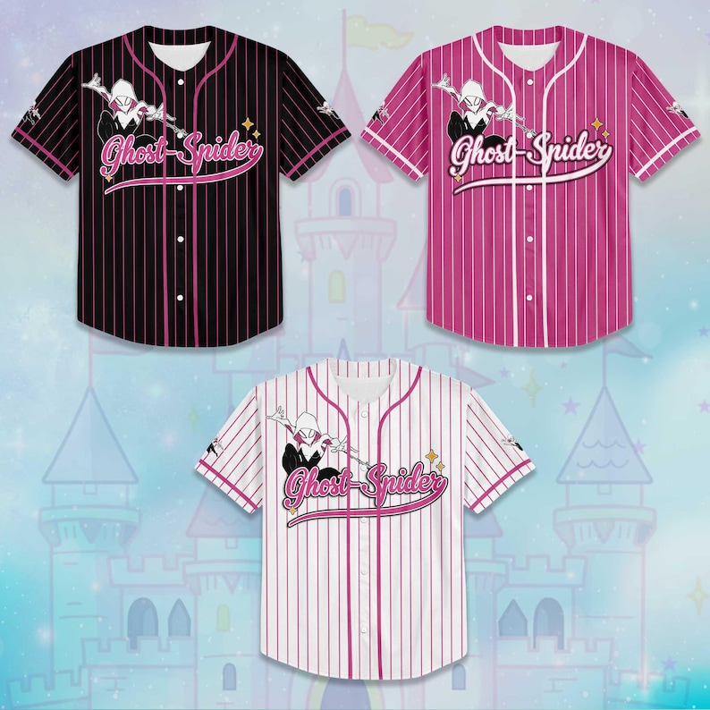 Puede incluir: Tres camisetas de b&eacute;isbol con el logo de Ghost-Spider. Una es negra con rayas rosas, otra es rosa con rayas blancas y la tercera es blanca con rayas rosas. Cada camiseta tiene una parte delantera abotonada y mangas cortas.