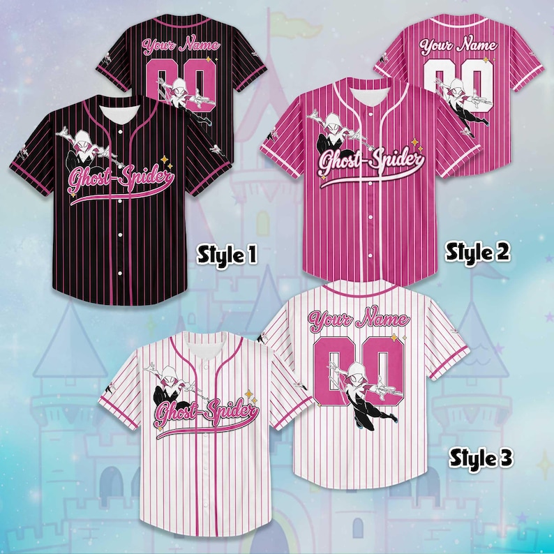 Puede incluir: Tres camisetas de b&eacute;isbol con el tema de Ghost-Spider. El estilo 1 es negro con rayas rosas, el estilo 2 es rosa con rayas blancas y el estilo 3 es blanco con rayas rosas. Cada camiseta tiene el texto "Ghost-Spider" y "Your Name".