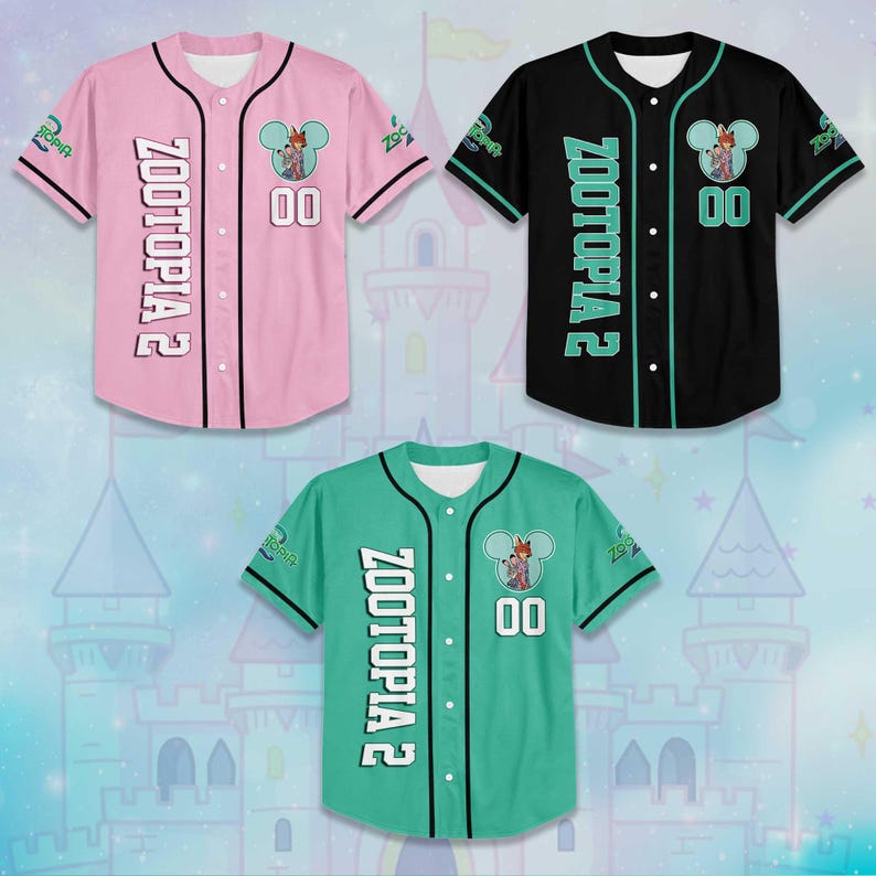 Puede incluir: Tres camisetas de b&eacute;isbol en rosa, negro y verde azulado. Cada camiseta presenta el texto "ZOOTOPIA 2" verticalmente en la parte delantera, un gr&aacute;fico de personaje de dibujos animados y el n&uacute;mero "00". Las camisetas tienen detalles de colores contrastantes.