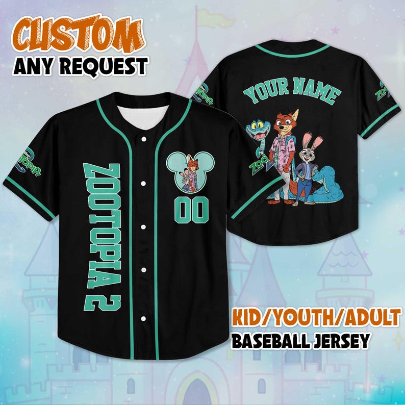Puede incluir: Camiseta de b&eacute;isbol negra con detalles en verde azulado y el texto "ZOOTOPIA 2" en la parte delantera. Presenta una imagen de dibujos animados y el texto "YOUR NAME" en la espalda. Disponible en tallas para ni&ntilde;os, j&oacute;venes y adultos.