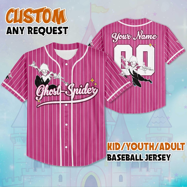 Puede incluir: Camiseta de b&eacute;isbol a rayas rosas y blancas con el personaje de Ghost-Spider. La parte delantera muestra el nombre y la imagen del personaje, mientras que la parte trasera tiene espacio para un nombre y n&uacute;mero personalizados. Disponible en tallas para ni&ntilde;os, j&oacute;venes y adultos.