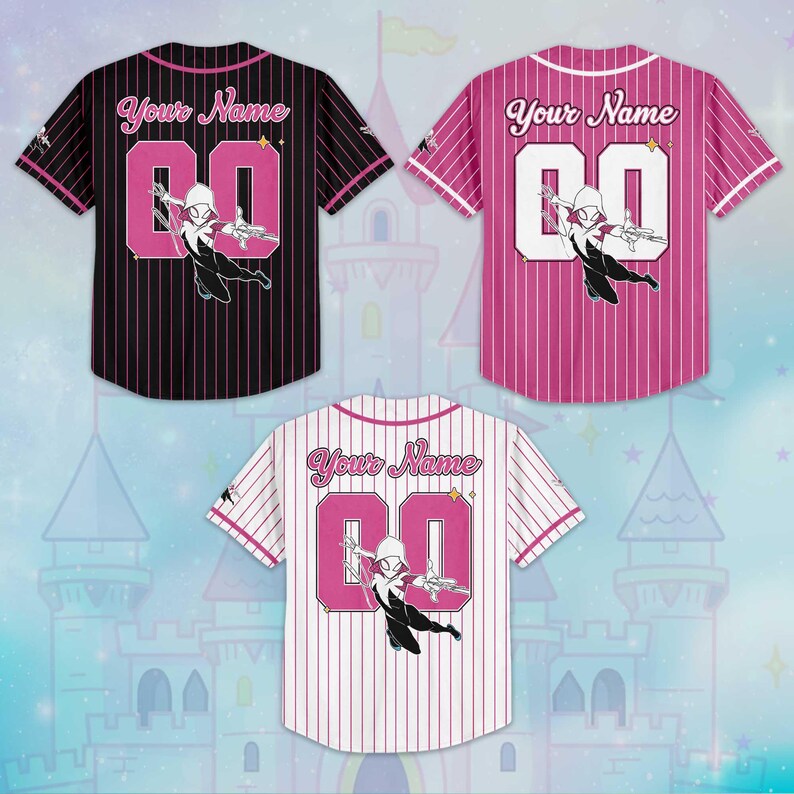 Puede incluir: Tres camisetas de b&eacute;isbol con el texto "Your Name" encima del n&uacute;mero "00" y un gr&aacute;fico de superh&eacute;roe. Las camisetas son negras, rosas y blancas con rayas finas. El gr&aacute;fico del superh&eacute;roe est&aacute; en el centro de la camiseta.