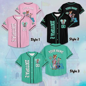Puede incluir: Camisetas de b&eacute;isbol en rosa, negro y verde azulado, con "ZOOTOPIA 2" y opciones de nombre personalizables. Cada camiseta tiene una parte delantera abotonada, mangas cortas y gr&aacute;ficos de personajes. Las camisetas tienen el n&uacute;mero "00" en la parte delantera.