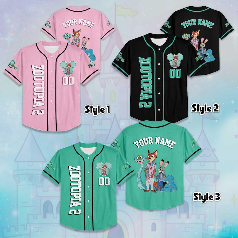 Puede incluir: Camisetas de b&eacute;isbol en rosa, negro y verde azulado, con "ZOOTOPIA 2" y opciones de nombre personalizables. Cada camiseta tiene una parte delantera abotonada, mangas cortas y gr&aacute;ficos de personajes. Las camisetas tienen el n&uacute;mero "00" en la parte delantera.