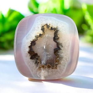 Puede incluir: Juego de tres tazas de cerámica con acabado mate moteado. Las tazas son de color crema, gris claro y gris oscuro. Cada taza tiene un diseño simple y minimalista, ideal para café o té.