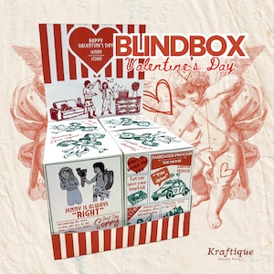 Op de afbeelding: Een Valentijnsdag-thema blind box met rood-witte strepen. De doos bevat illustraties en tekst, waaronder "Happy Valentine's Day", "Jenny" en "John". De doos bevat kleinere dozen met verschillende afbeeldingen en zinnen.