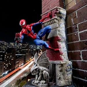 Puede incluir: Figura detallada de Spider-Man en una pose din&aacute;mica, trepando una estructura de ladrillo. La figura lleva un traje rojo y azul, sobre un fondo de paisaje urbano nocturno. Una estatua de g&aacute;rgola est&aacute; en la base.