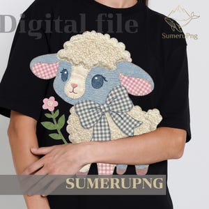 Könnte beinhalten: Schwarzes T-Shirt mit einem Cartoon-Lamm-Design. Das Lamm hat blaue Denim-Akzente, eine Vichy-Schleife und rosa Vichy-Ohren. Das Design enthält eine rosa Blume und den Text "Digital file" und "SUMERUPNG".