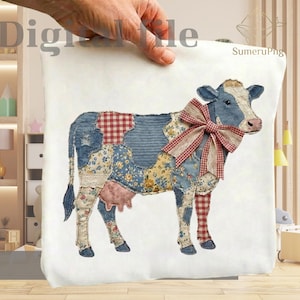 Puede incluir: Un diseño de vaca patchwork sobre un fondo blanco. La vaca presenta telas vaqueras, florales y de cuadros en azul, rojo y amarillo. Un gran lazo rojo y blanco adorna el cuello de la vaca. La imagen tiene el texto "Digital File" en la esquina superior izquierda.