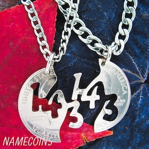 Puede incluir: Dos collares de plata con colgantes a juego que dicen "143". Los colgantes est&aacute;n hechos de monedas de cuarto de d&oacute;lar estadounidense recortadas. Los collares est&aacute;n sobre un fondo rojo y azul.