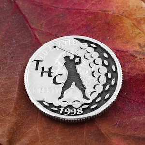 Voor- en achterkant gegraveerde golfbalmarkering, aanpasbare munt, initialen en coördinaten, jubileumgolfdivot, huwelijksgeschenk, geëtst kwartaal