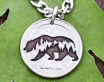 Colar com cena de urso gravado na montanha: joia para caminhada com moeda americana real