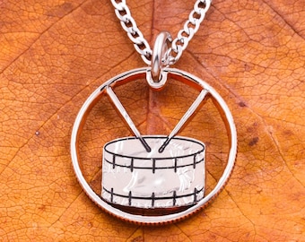 Collar de caja con moneda tallada a mano: regalo musical