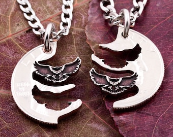Puede incluir: Dos collares de plata con colgantes de medio círculo a juego que presentan un diseño de búho. Los colgantes se conectan cuando se usan juntos.