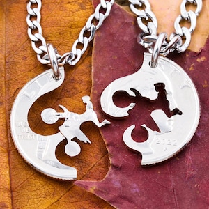 Collar con monedas de motocross entrelazadas: joyería para parejas extremas