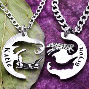 以下が含まれることがあります： 狼のシルエットが刻まれた銀のネックレスが2本。ペンダントは半円形で、互いに合わさるようになっている。ペンダントには「Katie」と「Bryon」の名前が刻まれている。