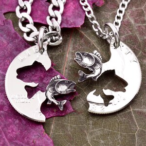 Ineinandergreifende Bass-Fisch-Halsketten, Angeln-Schmuck, Geschenke für Sie und Ihn, gravierte handgeschnittene Münze