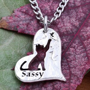 Katze und Kolibri Halskette, personalisiertes Herz Schmuck, Kitty gravierte Namensgeschenk, Geschenk für ein Mädchen, Hand geschnittene Münze