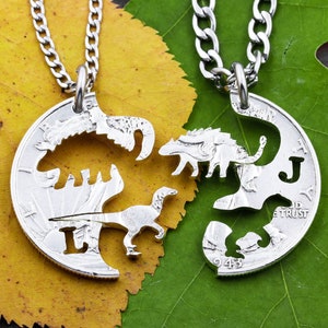 Collares de dinosaurios Ankylosaur y Raptor, iniciales de corte personalizado, regalos BFF para niños, compañeros de juego y amigos, conjunto entrelazado, moneda cortada a mano