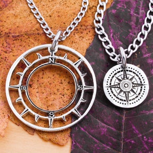Kleine und große Kompass-Halsketten, graviertes Silber, beste Freunde für immer, BFF-Geschenke, Reiseschmuck, innen außen Stücke, handgeschnittene Münze