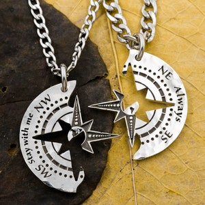 Gravierte Silber Kompass Halsketten, Weltkarte in der Mitte, "Stay with Me always", ineinandergreifende Geschenke, Fernbeziehung, Hand geschnittene Münze