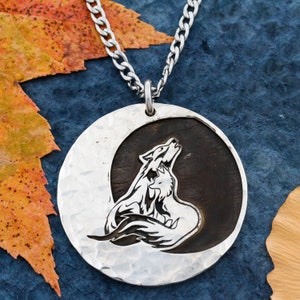 Wolf Mates heulen auf dem Mond, Wölfe Halskette, Liebe Wölfe Schmuck, gehämmert und graviert Silber Münze