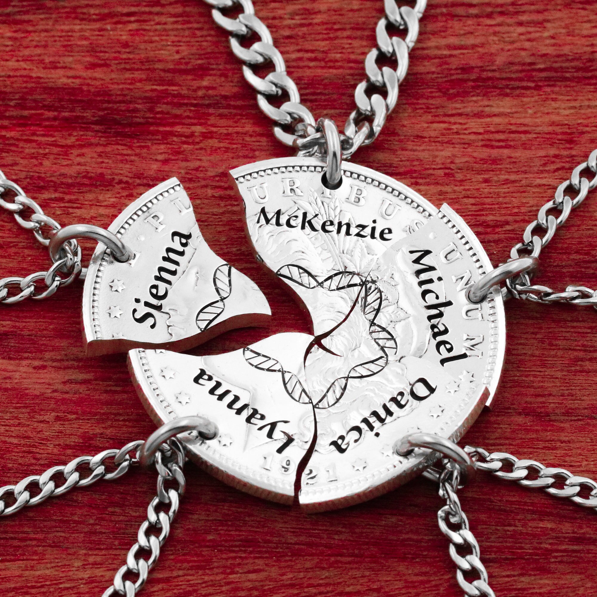 カスタム刻印入りファミリーDnaネックレス:ハンドカットコインジュエリー