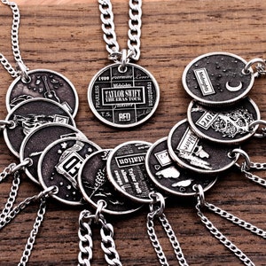 Collares de la gira Eras, colección de discografía de Taylor Swift, merchandising de la gira Eras, atuendo, todos los álbumes, joyas Swifty, monedas grabadas