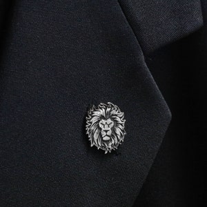 Löwen Pin, Anzug Anstecknadel Geschenke für ihn, Mantel Brosche, Tierschmuck, Pins für Taschen, gravierte und handgeschnittene Münze,