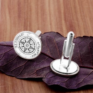 Bräutigam Silber Kompass Manschettenknöpfe mit gravierten GPS-Koordinaten, Hochzeit oder Jahrestagsgeschenk für Männer, hergestellt aus einem Silber Mercury Dime