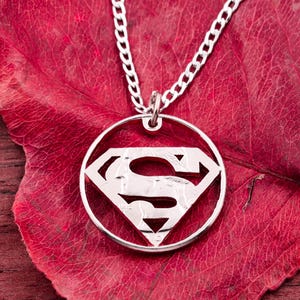Collar de superhéroe, súper papá o súper mamá, joyería personalizada, diseño de borde fino, moneda cortada a mano