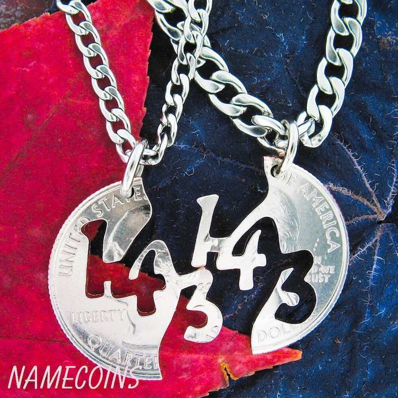 Puede incluir: Dos collares de plata con colgantes a juego que dicen "143". Los colgantes est&aacute;n hechos de monedas de cuarto de d&oacute;lar estadounidense recortadas. Los collares est&aacute;n sobre un fondo rojo y azul.