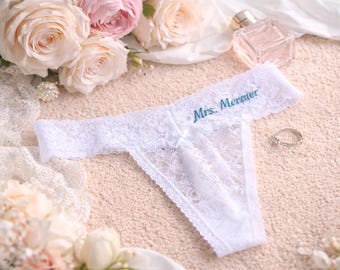 Intimo da sposa personalizzato, perizoma Mrs Lace personalizzato, mutandine per il giorno delle nozze, lingerie Something Blue, regalo per la futura sposa