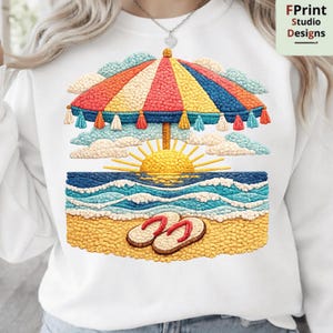 Op de afbeelding: Witte sweatshirt met een kleurrijke strandscène. Het ontwerp toont een parasol, zon, oceaangolven, wolken en slippers. De tekst "FPrint Studio Designs" staat in de rechterbovenhoek.