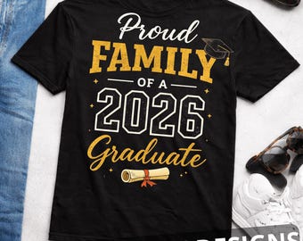 Stolze Familie eines 2026-Graduierten-PNG, Klasse von 2026-Shirt-Design, Abschlussfeier-Familien-Matching-Outfit, Senior-2026-Sublimations-PNG