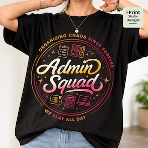 Può includere: T-shirt nero con grafica colorata. Il design circolare include il testo "Organizing Chaos Since Forever" e "Admin Squad We Slay All Day". Il design include icone da ufficio in rosa, giallo e arancione.