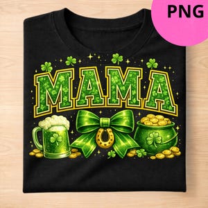 Puede incluir: Camiseta negra con un diseño del Día de San Patricio. La palabra "MAMA" es verde con un contorno dorado. El diseño incluye una jarra de cerveza verde, un lazo verde con una herradura y una olla de oro.