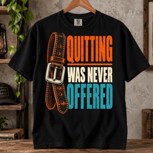 Può includere: Una t-shirt nera a maniche corte con la grafica di una cintura in pelle marrone con fibbia argentata. A destra della cintura, il testo recita "QUITTING" in arancione, "WAS NEVER" in bianco e "OFFERED" in azzurro, con un carattere in grassetto.