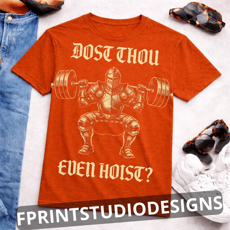 K&ouml;nnte beinhalten: Orangefarbenes T-Shirt mit einem Ritter, der Gewichte hebt, und dem Text "DOST THOU EVEN HOIST?" im Vintage-Stil. Das Shirt hat auch den Text "FPRINTSTUDIODESIGNS" unten.