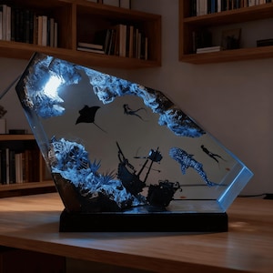 Lámpara de resina submarina con escena de naufragio, luz nocturna LED de aguas profundas hecha a mano, decoración marina con detalles de buzos y sirenas.