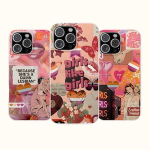 Puede incluir: Tres fundas para smartphone con un diseño de collage en rosa y naranja. Las fundas muestran varios gráficos que incluyen labios, mariposas, corazones, fresas y texto como "BECAUSE SHE'S A DAMN LESBIAN", "girls like girls" y "Lesbian Woman".