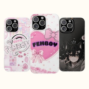 Puede incluir: Tres fundas para smartphone con diseños distintos. La funda de la izquierda es rosa claro con un arcoíris y el texto 'my CUTIE FEMBOY'. La funda central es blanca con un corazón rosa grande, un lazo y el texto 'FEMBOY'. La funda de la derecha es negra con una ilustración de un personaje estilo anime.