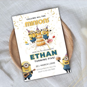 Pode incluir: Um convite de aniversário com o tema Minions. O texto do convite inclui "Calling all the Minions" e "Junte-se a nós para celebrar o Ethan que faz cinco anos!" com data, hora e informações de RSVP. O design inclui confetes e um bolo.