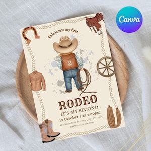 Könnte beinhalten: Einladung im Rodeo-Stil mit einem Cartoon-Cowboy, der einen Lasso hält, einen Cowboyhut und eine Weste mit der Nummer 2 trägt. Die Karte enthält Illustrationen von Hufeisen, Sattel und Cowboy-Stiefeln. Der Text lautet "RODEO IT'S MY SECOND".