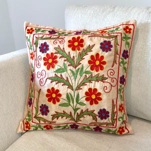 Handgjort Suzani-örngott i siden, röd blommig broderad kudde, bohemisk heminredning (20x20 tum)