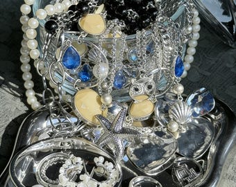 Pote Misterioso de Joias Prateadas | Conjunto Surpresa de Colar, Brincos e Anéis | Presente de Joias Vintage e Modernas para Mulheres