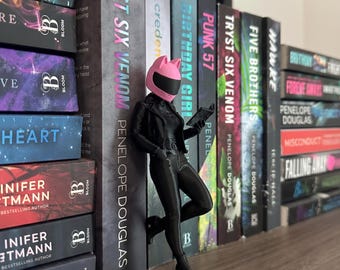 Estatueta de motociclista lendo um livro, impressa em 3D, decoração para estante, estátua para cantinho de leitura com garota de moto, presente exclusivo para leitores.