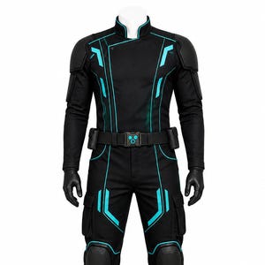 Könnte beinhalten: Schwarzer futuristischer Overall mit türkisfarbenen Akzenten. Das Outfit umfasst eine Jacke, eine Hose, Handschuhe und Stiefel. Die Jacke hat Schulterpolster und türkisfarbene Verzierungen. Die Hose hat Cargotaschen und Knieschützer. Die Stiefel haben türkisfarbene Schnürsenkel.