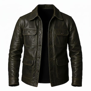 Puede incluir: Chaqueta de cuero verde oscuro con cuello y cuatro bolsillos delanteros. La chaqueta tiene cierre de botones y mangas largas. El cuero tiene un aspecto ligeramente desgastado.