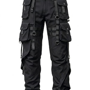 Puede incluir: Pantalones cargo negros con múltiples bolsillos, correas y hebillas. Los pantalones tienen cinturón y cierre de cremallera en las piernas. El logotipo de Peak & Trough es visible.